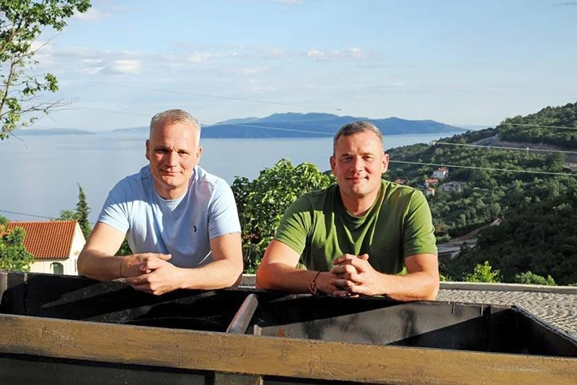 Tino i Borjan Suzić – obiteljska priča Suze Tino i Borjan Suzić, braća iza brenda Suza, s pogledom na Kvarner