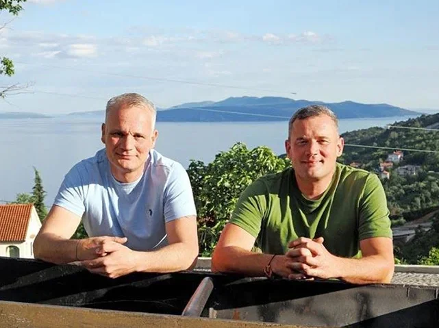 Tino i Borjan Sužić iz destilerije Suza s pogledom na Kvarner - mobile